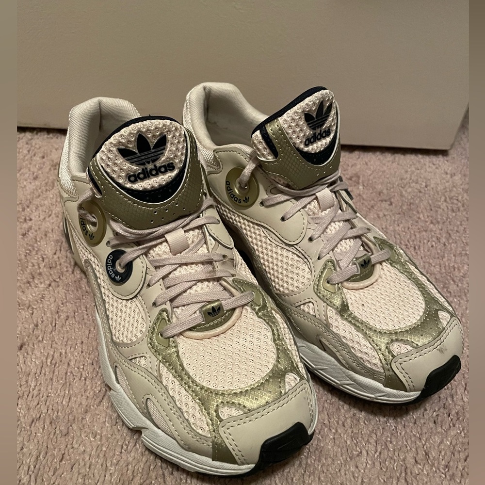EUC Adidas Sneakers